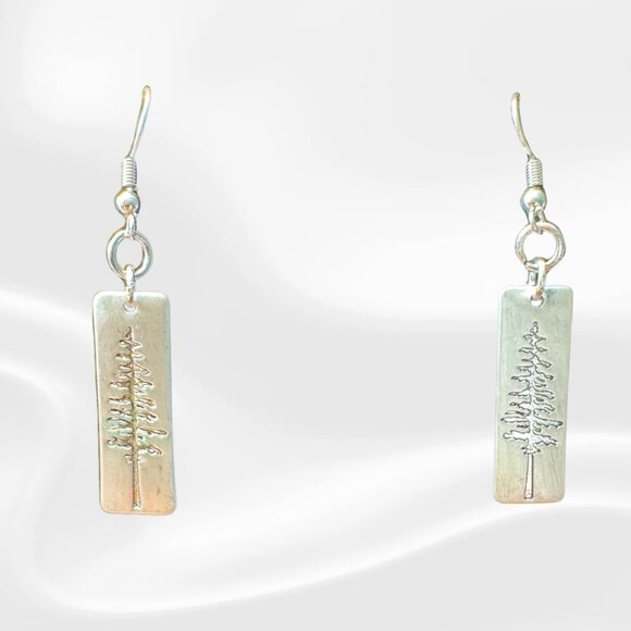 🌲 Rustic Pine Tree Dangle Earrings – Nature-Inspired Silver Metal Jewelry - Picture 4 of 4